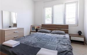 Ein Bett oder Betten in einem Zimmer der Unterkunft Four-Bedroom Apartment In Klek