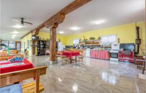 eine große Küche mit einem roten Tisch in einem Zimmer in der Unterkunft Awesome Home In Skare With Sauna in Škare + 37 Fotos