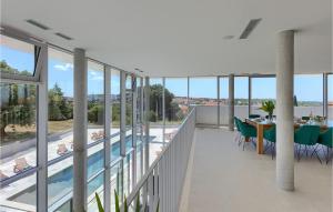 een balkon met een tafel en stoelen en een zwembad bij Villa Koko in Rovinj +52 foto's