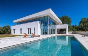 een huis met een zwembad voor een gebouw bij Villa Koko in Rovinj