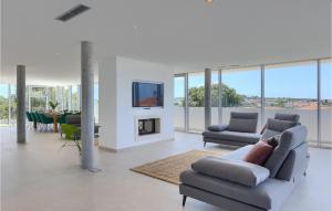 een woonkamer met twee banken en een tv bij Villa Koko in Rovinj