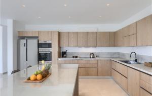 een keuken met houten kasten en een tafel met fruit erop bij Villa Koko in Rovinj