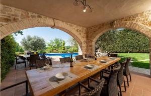 un patio extérieur avec une table et des chaises en bois dans l'établissement Villa Pilato, à Vižinada