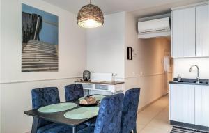 Dapur atau dapur kecil di Cozy Apartment In Oostende With Wifi