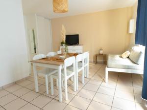 TV a/nebo společenská místnost v ubytování Maison 2 chambres