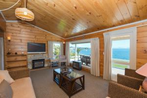 TV a/nebo společenská místnost v ubytování Oasis Beach Motel