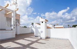ロス・アルカサレスにあるAmazing Home In Los Alcázares With Wifiの白いフェンスと空のある白い家