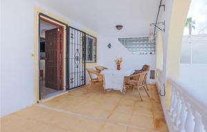 ロス・アルカサレスにあるAmazing Home In Los Alcázares With Wifiの白いテーブルと椅子のあるダイニングルーム