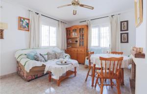 ロス・アルカサレスにあるAmazing Home In Los Alcázares With Wifiのソファとテーブルのあるリビングルーム +18枚の写真