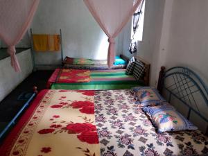 Rúm í herbergi á River Side Hostel