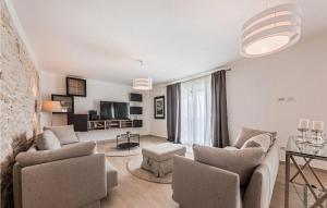 salon z 2 kanapami i stołem w obiekcie Villa Gambin w mieście Kaštelir