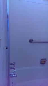 bagno con vasca e termoarredo di Motel 8 Willcox a Willcox