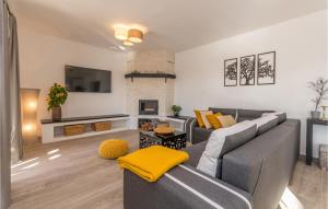 sala de estar con sofá gris y chimenea en Vila Iskra, en Kakma