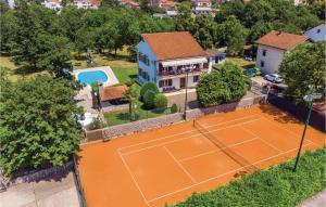 Tenis alebo squash v ubytovaní Cozy Home In Viskovo With Wifi alebo jeho okolí + 37 fotografií