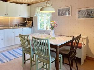 Η κουζίνα ή μικρή κουζίνα στο 4 person holiday home in Hagby +27 φωτογραφίες