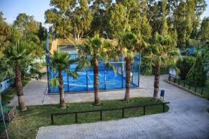 Bazén v ubytování Hostal del Faro nebo v jeho okolí