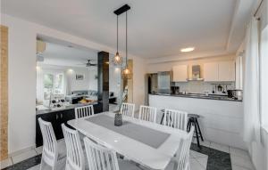 スプリトにあるAwesome Home In Split With Saunaの白いテーブルと椅子のあるキッチンとダイニングルーム