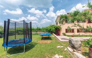 Vonkajšia záhrada v ubytovaní 7 Bedroom Nice Home In Labin