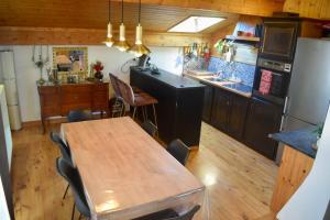 Kuchyňa alebo kuchynka v ubytovaní Appartement cosy avec lits faits à l'arrivée