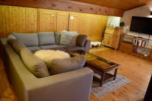 Televízia a/alebo spoločenská miestnosť v ubytovaní Appartement cosy avec lits faits à l'arrivée