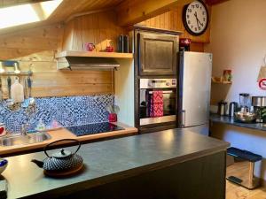 Kuchyňa alebo kuchynka v ubytovaní Appartement cosy avec lits faits à l'arrivée