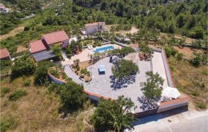 ミルナにあるAmazing Home In Milnaのプール付きの家の航空写真