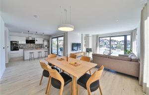 une salle à manger et un salon avec une table et des chaises dans l'établissement Beautiful Home In Seget Vranjica, à Seget Vranjica