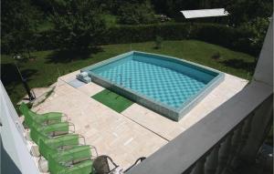 widok na basen z krzesłami w obiekcie Lovely Home In Buje With Wifi w mieście Kaldanija