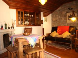 een woonkamer met een bank en een tafel bij Casa Do Grilo Soajo in Soajo