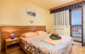 Ένα ή περισσότερα κρεβάτια σε δωμάτιο στο Gorgeous Apartment In Barbat Na Rabu