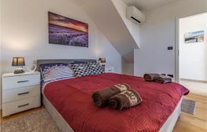Gulta vai gultas numurā naktsmītnē Stunning Apartment In Liznjan With Wifi