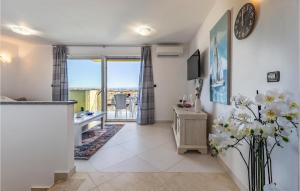 Televizors / izklaižu centrs naktsmītnē Stunning Apartment In Liznjan With Wifi