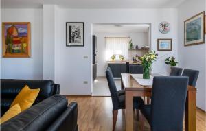 salon ze stołem i kuchnią w obiekcie Holiday Home Breg Ivanovci Iv w mieście Raša
