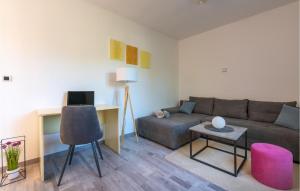 salon z kanapą i stołem w obiekcie Holiday Home Breg Ivanovci Iv w mieście Raša