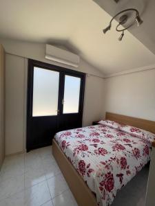 a bedroom with a bed and a window at Casa da Cinzia in Montoro Inferiore