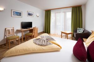TV a/nebo společenská místnost v ubytování Hotel Königsleiten Vital Alpin