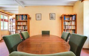 una sala conferenze con tavolo e sedie in legno di Beautiful Home In Nieul Le Dolent With Wifi a Nieul-le-Dolent