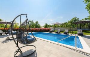 ラビンにあるVilla Nelaのブランコはプールの隣にあります
