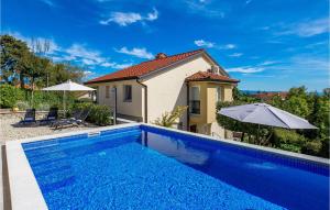 マトゥリにあるBeautiful Home In Matulji With Wifiの家の前の青いスイミングプール +54枚の写真