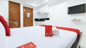 TV a/nebo společenská místnost v ubytování RedDoorz at DBuilders Rooms Bangkal Makati
