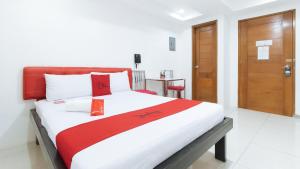 Postel nebo postele na pokoji v ubytování RedDoorz at DBuilders Rooms Bangkal Makati