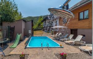 Der Swimmingpool an oder in der Nähe von 4 Bedroom Stunning Home In Plaski