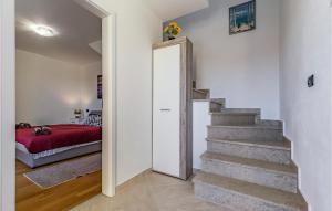 Gulta vai gultas numurā naktsmītnē Stunning Apartment In Liznjan With Wifi
