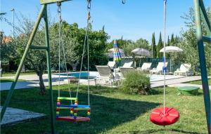 huśtawka w ogrodzie obok basenu w obiekcie Holiday Home Breg Ivanovci Iv w mieście Raša +28 zdjęć