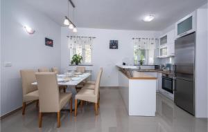 Kuchyňa alebo kuchynka v ubytovaní 3 Bedroom Amazing Home In Plomin