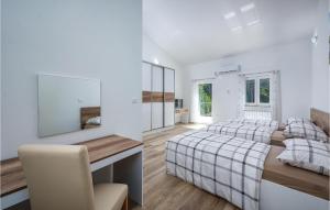Posteľ alebo postele v izbe v ubytovaní 3 Bedroom Amazing Home In Plomin