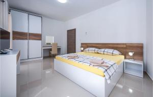 Posteľ alebo postele v izbe v ubytovaní 3 Bedroom Amazing Home In Plomin