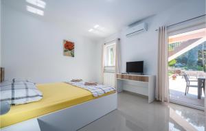 Posteľ alebo postele v izbe v ubytovaní 3 Bedroom Amazing Home In Plomin