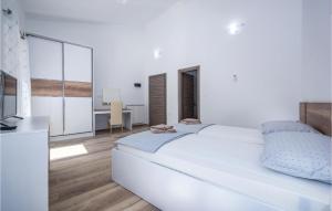 Posteľ alebo postele v izbe v ubytovaní 3 Bedroom Amazing Home In Plomin
