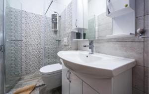 Kúpeľňa v ubytovaní 3 Bedroom Amazing Home In Plomin